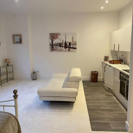 Lovely 1-Bedroom Loft Apartment Above Shop With Free Parking- Long Term Let Available Молдон Экстерьер фото