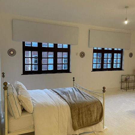 Lovely 1-Bedroom Loft Apartment Above Shop With Free Parking- Long Term Let Available Молдон Экстерьер фото