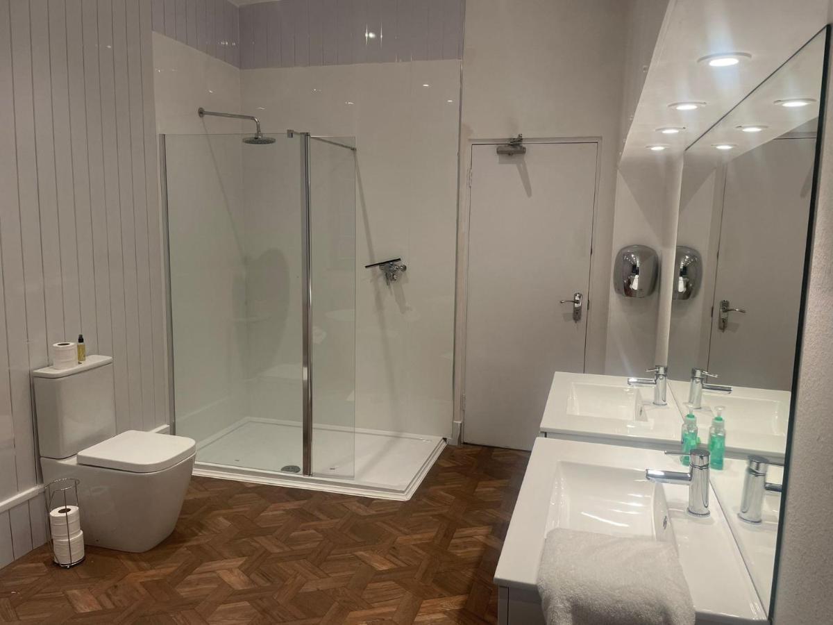 Lovely 1-Bedroom Loft Apartment Above Shop With Free Parking- Long Term Let Available Молдон Экстерьер фото